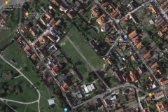 Google maps stále ponúka záber už neexistujúceho ihriska. Jeho stredom vedie Solúnska ulica.