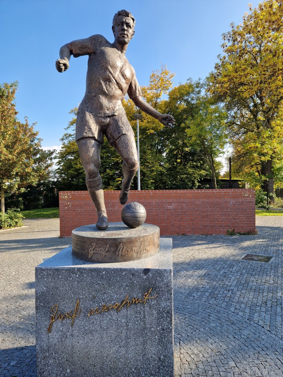 Josef Masopust a jeho socha