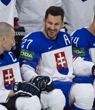 Slovenskí hokejisti a realizačný tím, spoločné fotenie