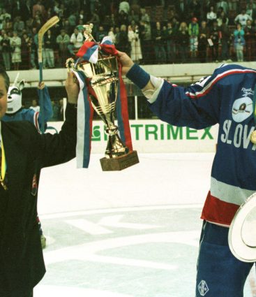 Slovensko postupovalo na MS v hokeji z nižších kategórií. B skupinu vyhrali v Bratislave v roku 1995