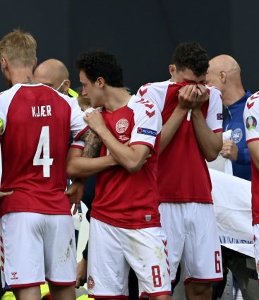 Christian Eriksen a jeho spoluhráči počas zápasu EURO 2020 Dánsko Fínsko