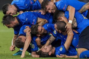 Taliani oslavujú gól počas turnaja EURO 2020