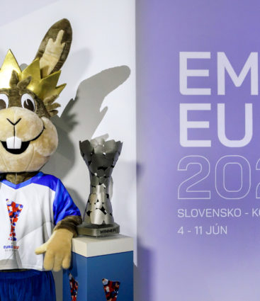 maskot Niko s trofejou pre víaza EMF EURO 2022